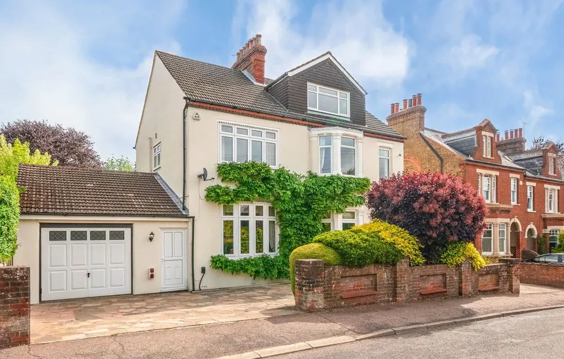 6 bedroom house for sale