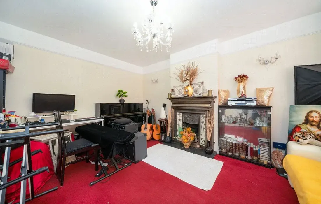 6 bedroom house for sale