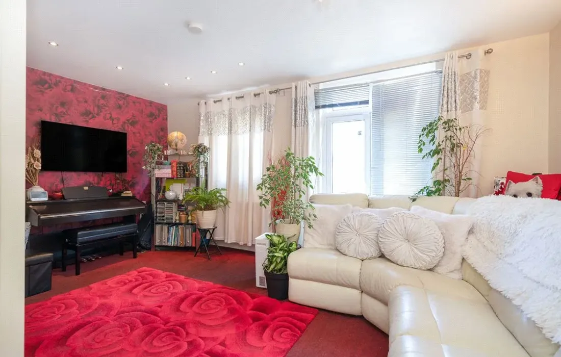 6 bedroom house for sale