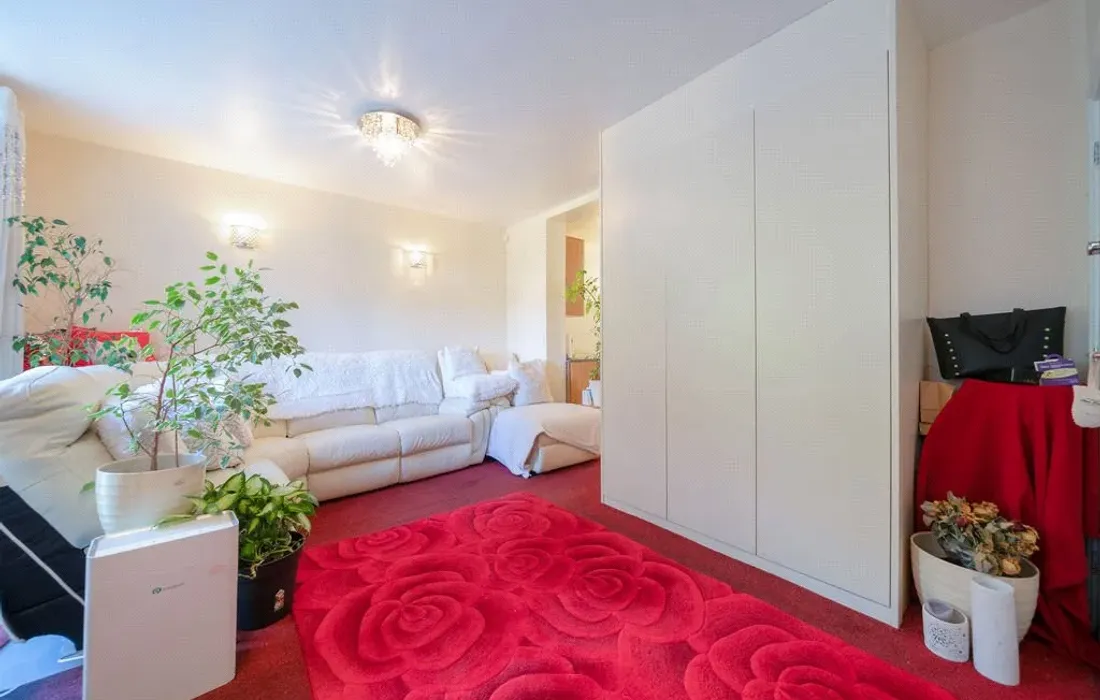 6 bedroom house for sale