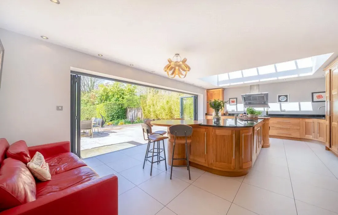 6 bedroom house for sale