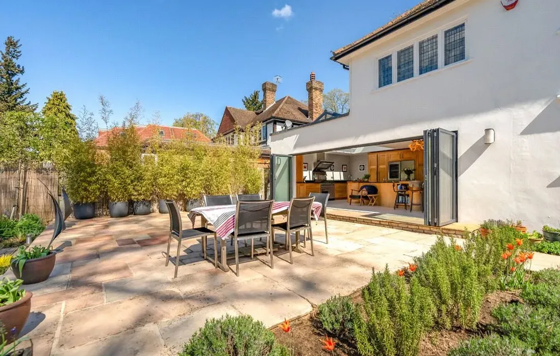 6 bedroom house for sale