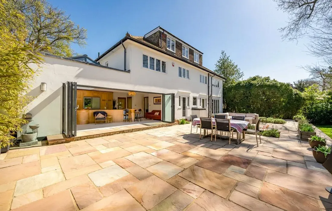 6 bedroom house for sale