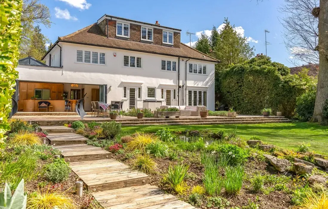 6 bedroom house for sale