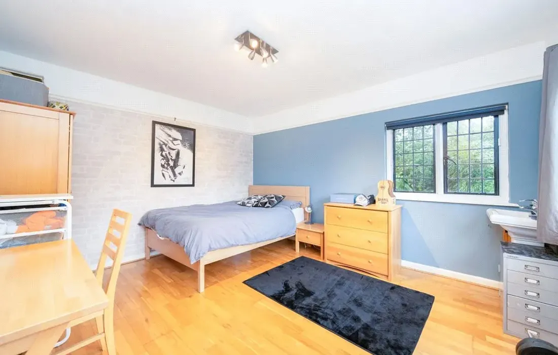 6 bedroom house for sale