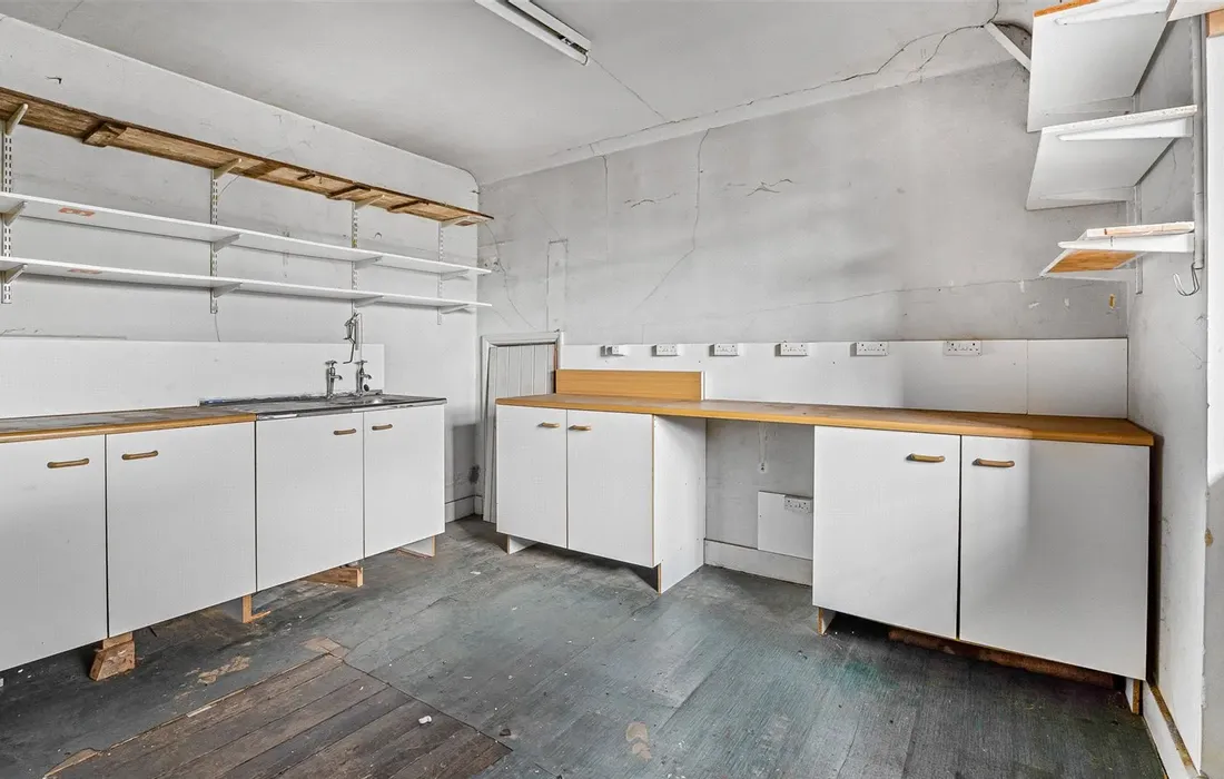 6 bedroom house for sale