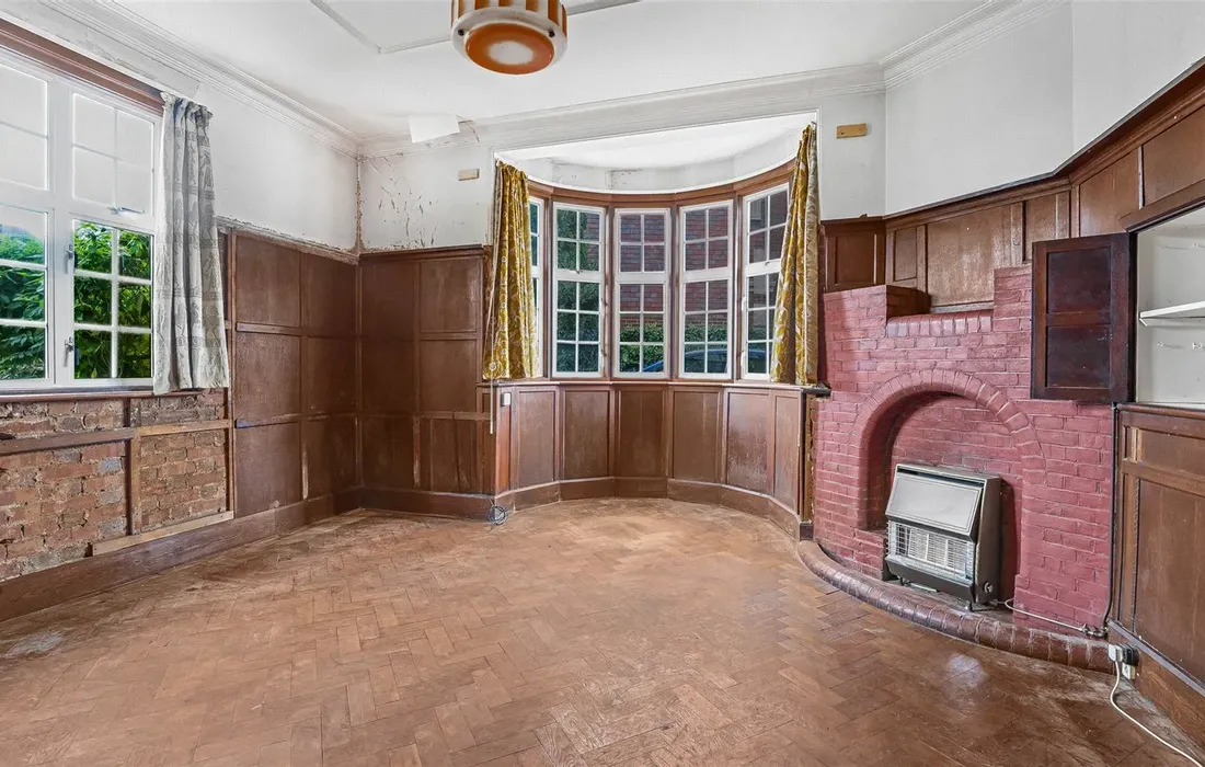 6 bedroom house for sale