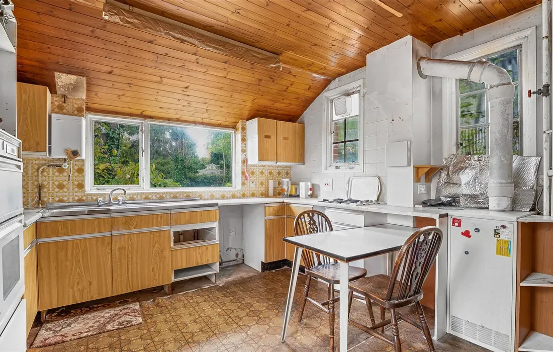 6 bedroom house for sale