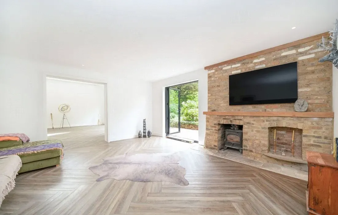 6 bedroom house for sale