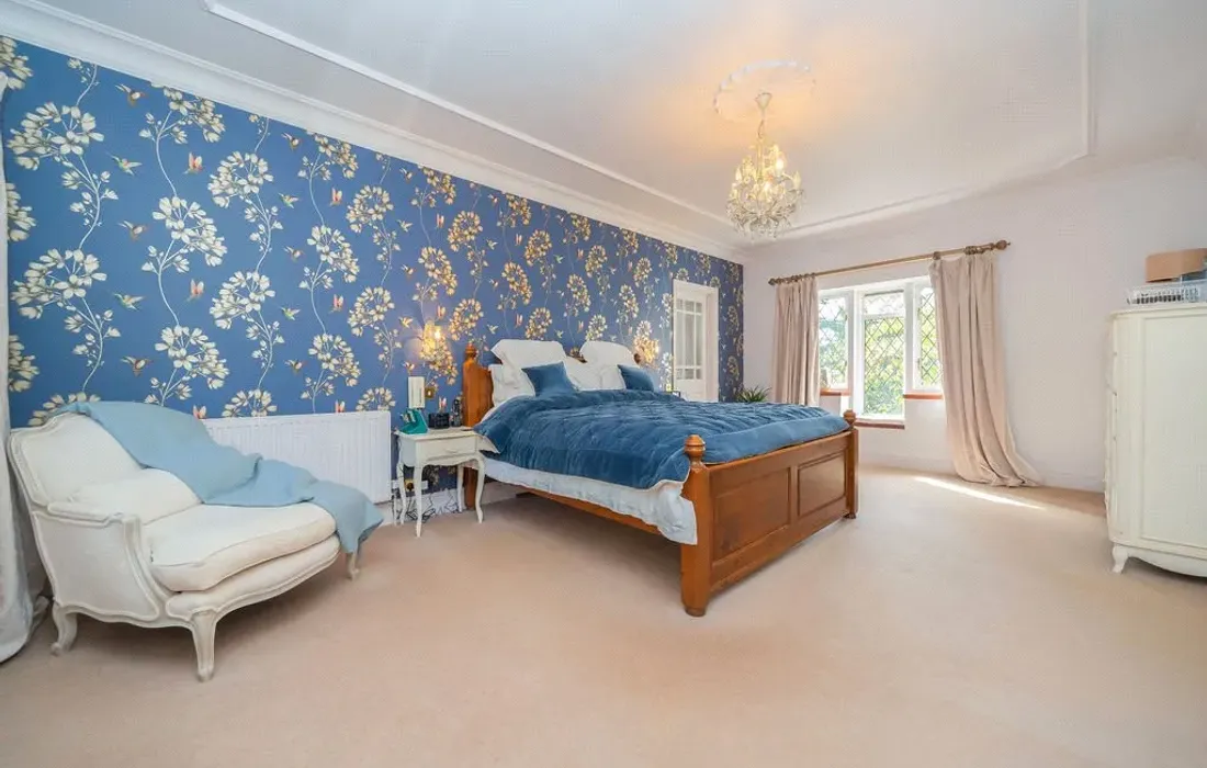 6 bedroom house for sale