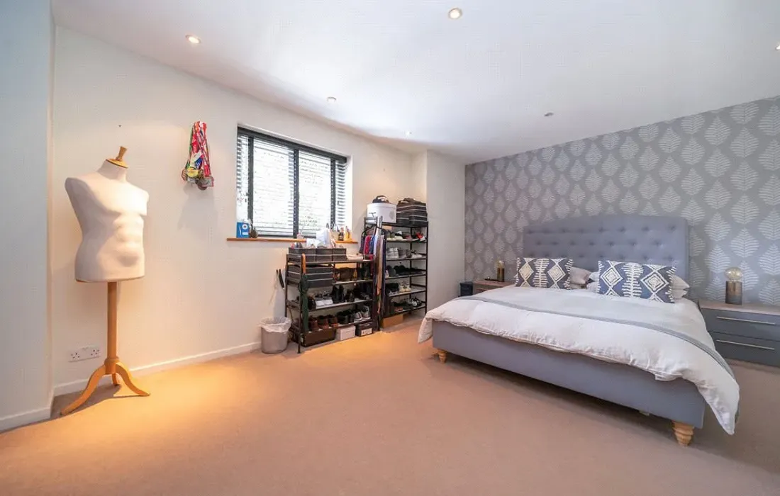 6 bedroom house for sale