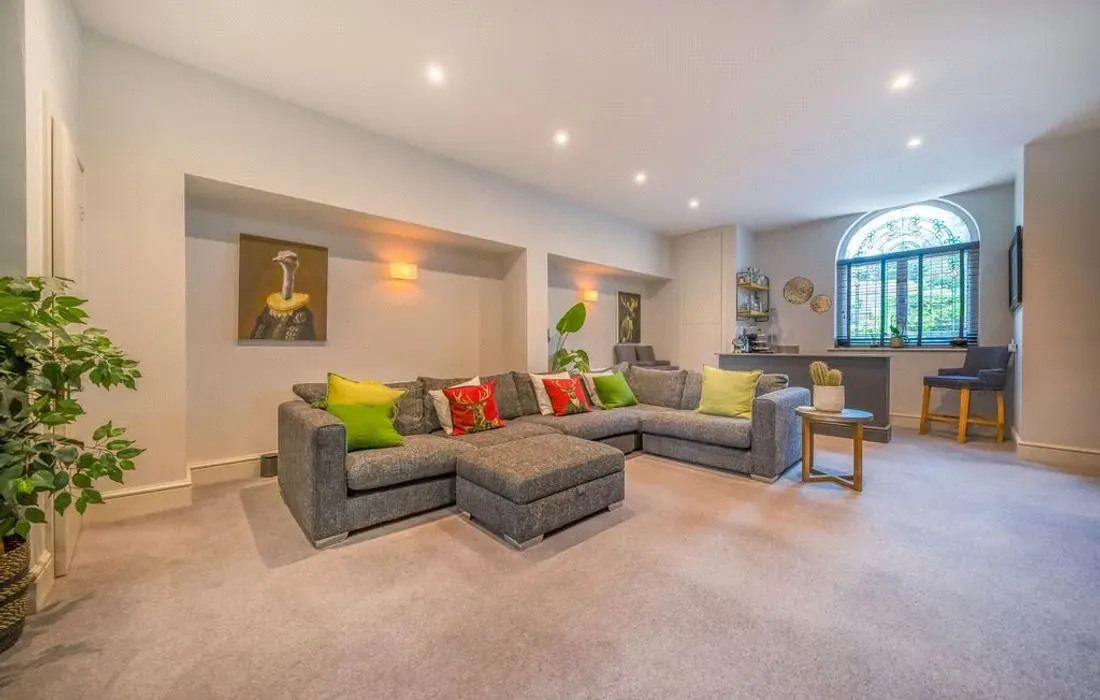 6 bedroom house for sale