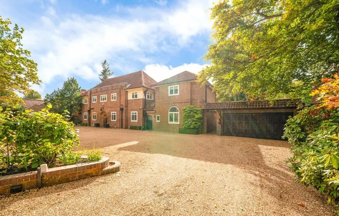 6 bedroom house for sale