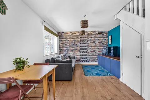 2 bedroom maisonette for sale