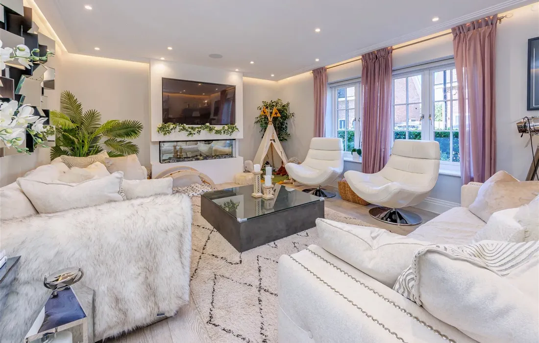 6 bedroom house for sale