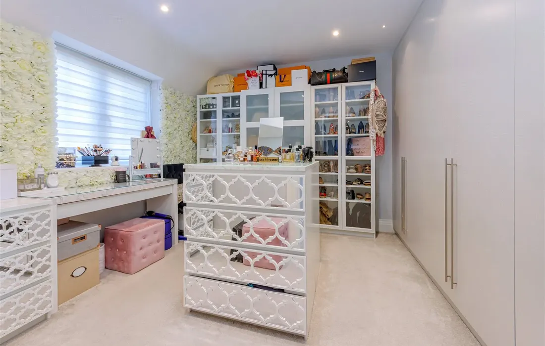 6 bedroom house for sale