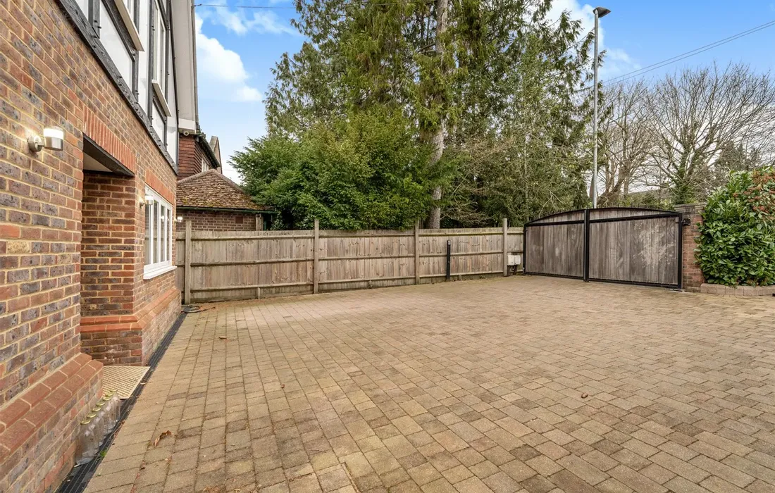 6 bedroom house for sale