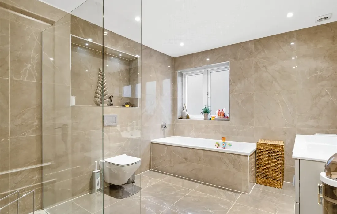 6 bedroom house for sale
