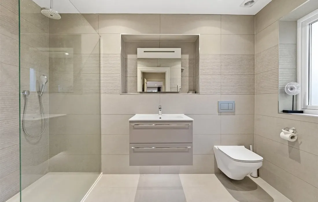 6 bedroom house for sale