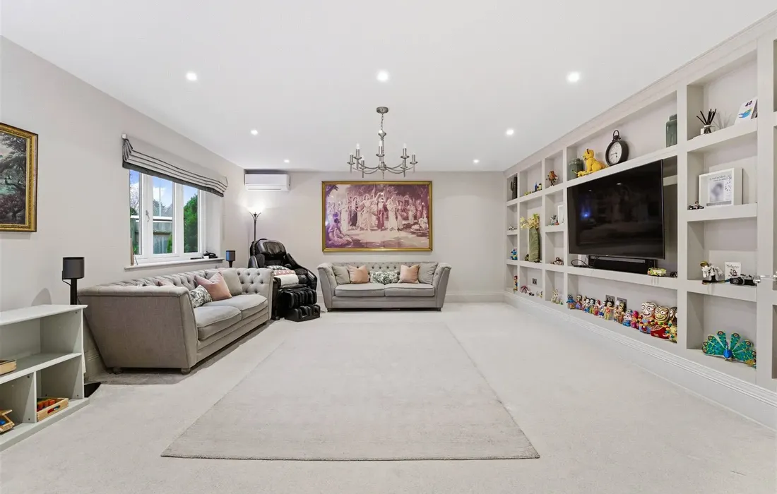 6 bedroom house for sale