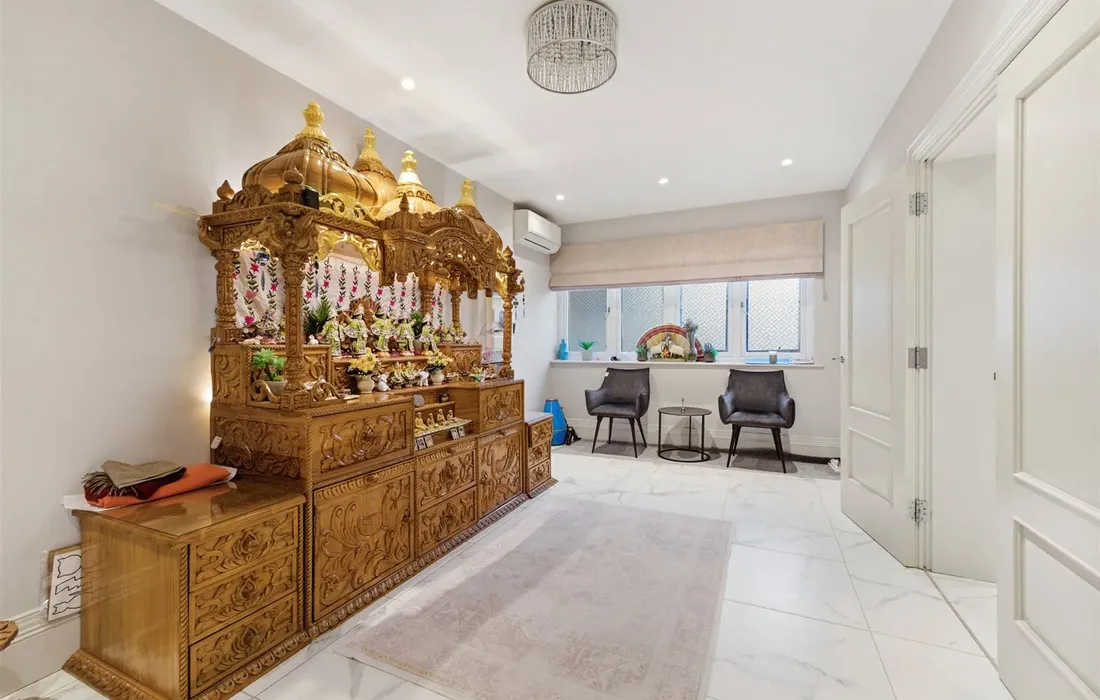 6 bedroom house for sale