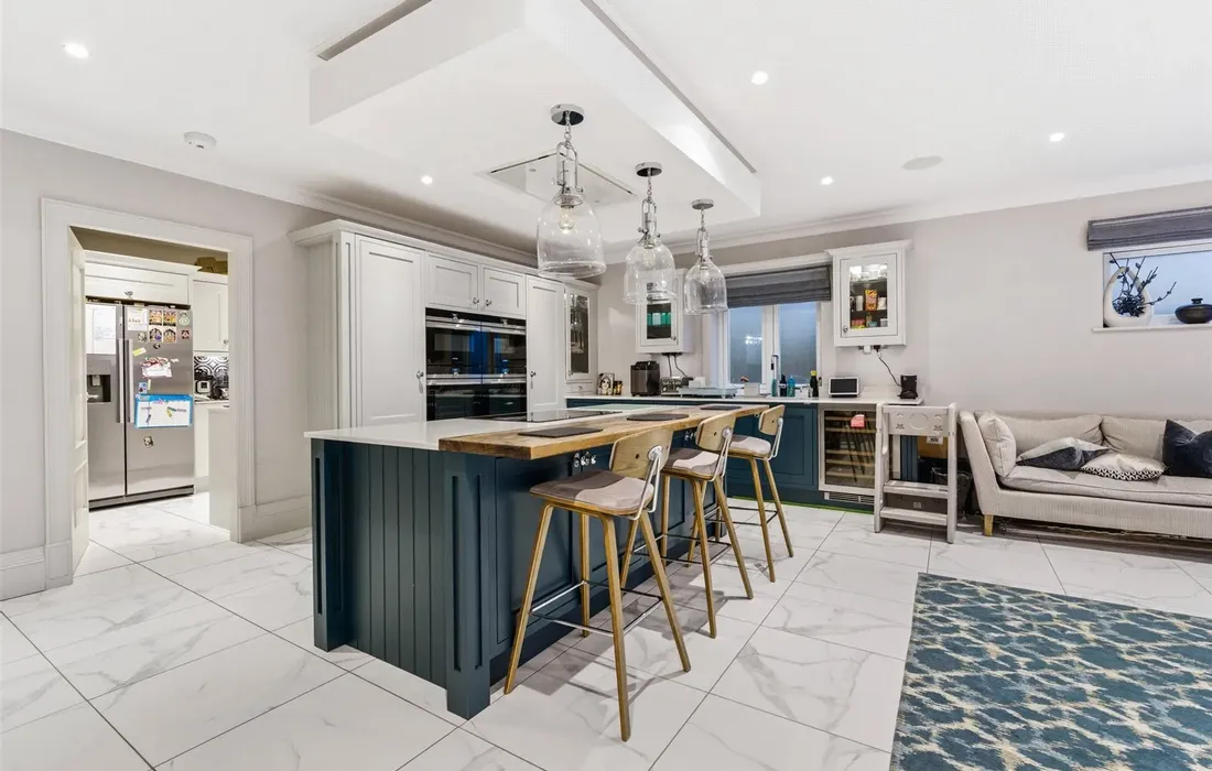 6 bedroom house for sale