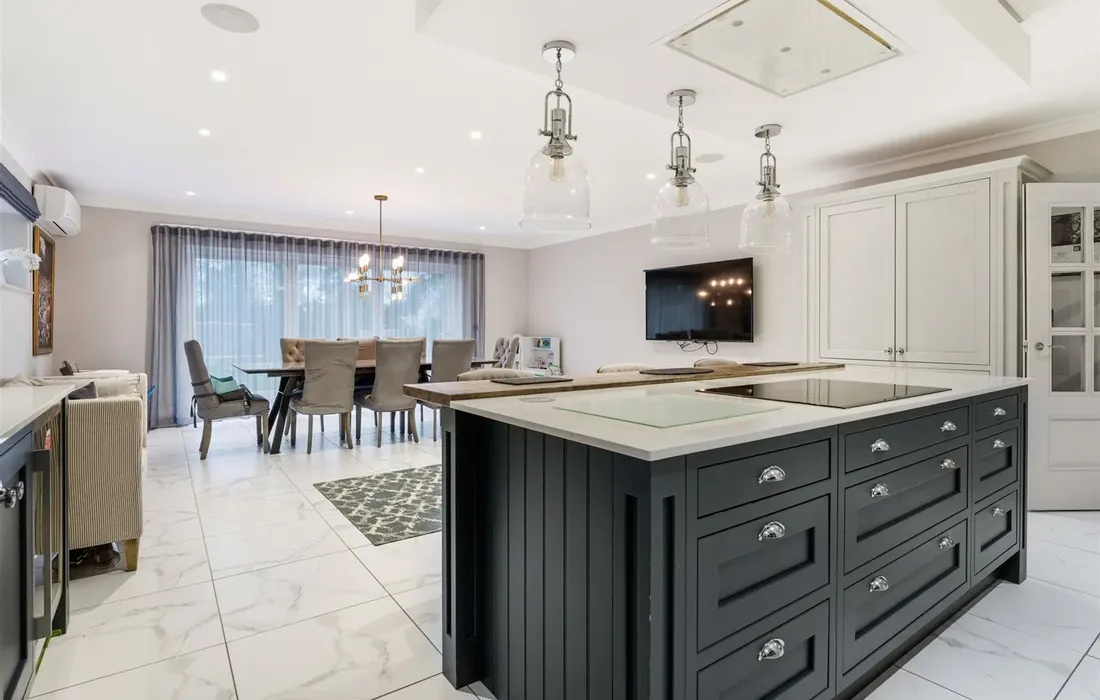 6 bedroom house for sale