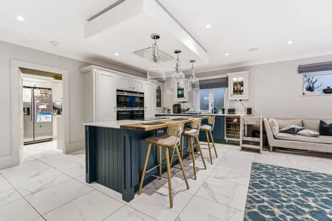 6 bedroom house for sale