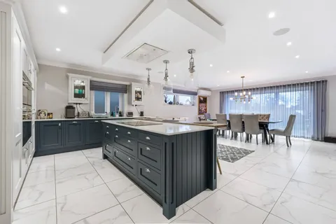 6 bedroom house for sale