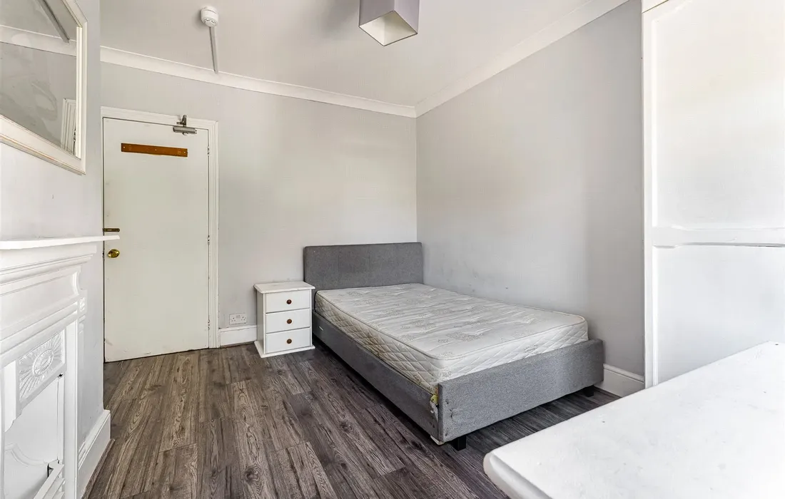 6 bedroom house for sale