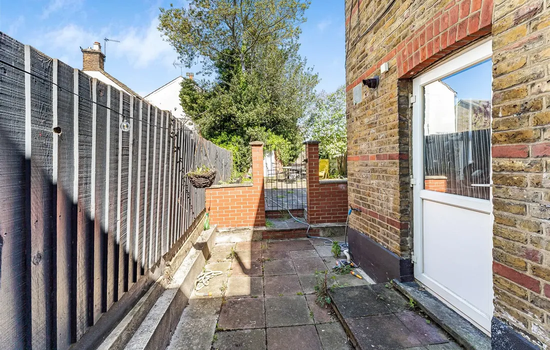 6 bedroom house for sale