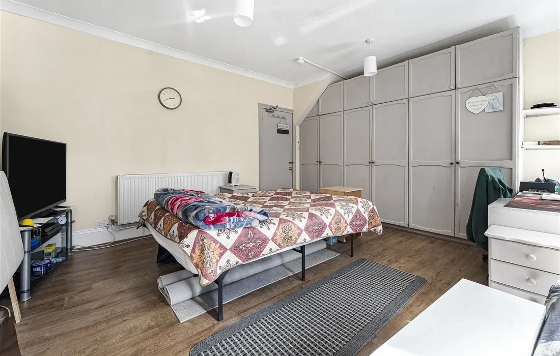6 bedroom house for sale