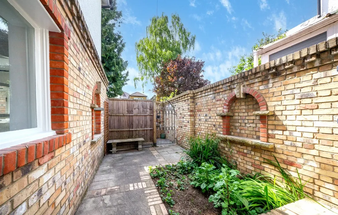 3 bedroom maisonette to rent