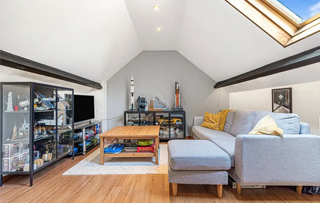 2 bedroom maisonette for sale