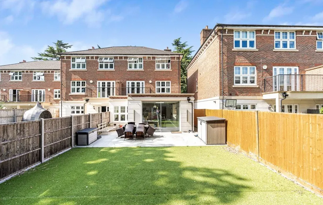 6 bedroom house for sale